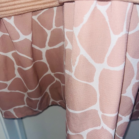 Over sized peach sweater dress with giraffe print - Picture 3 of 5